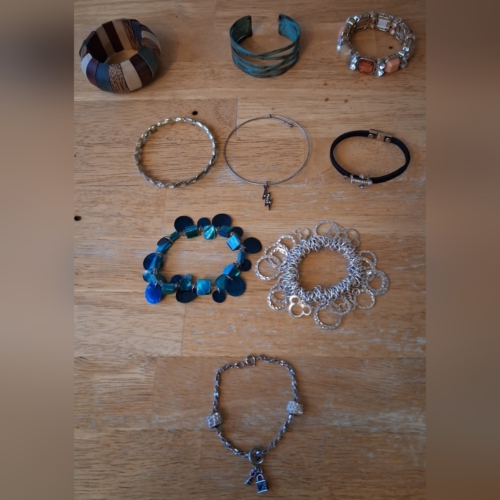 EUC Lot Of 9 Variety Business Casual Adjustable Costume Bracelet Bangle Jewelry